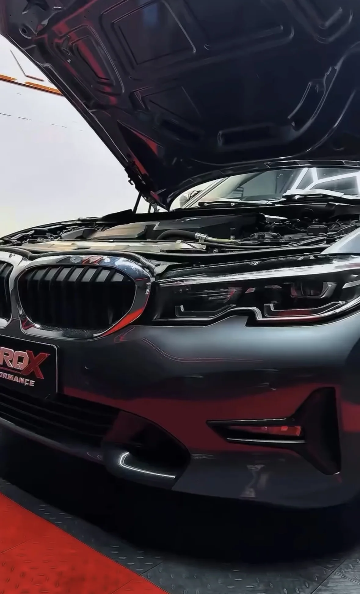 Frente do BMW Série 3 com capô levantado, grade dupla e para-choque em primeiro plano