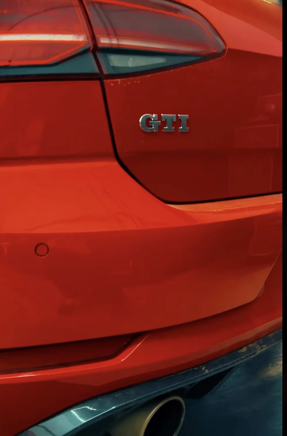 Detalhe da traseira do Golf GTI com o emblema cromado e a ponteira do escapamento